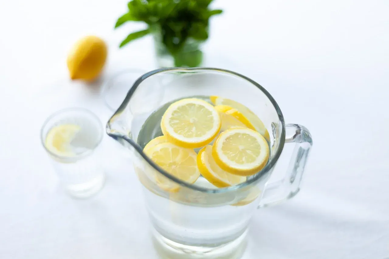 water for weight loss.webp