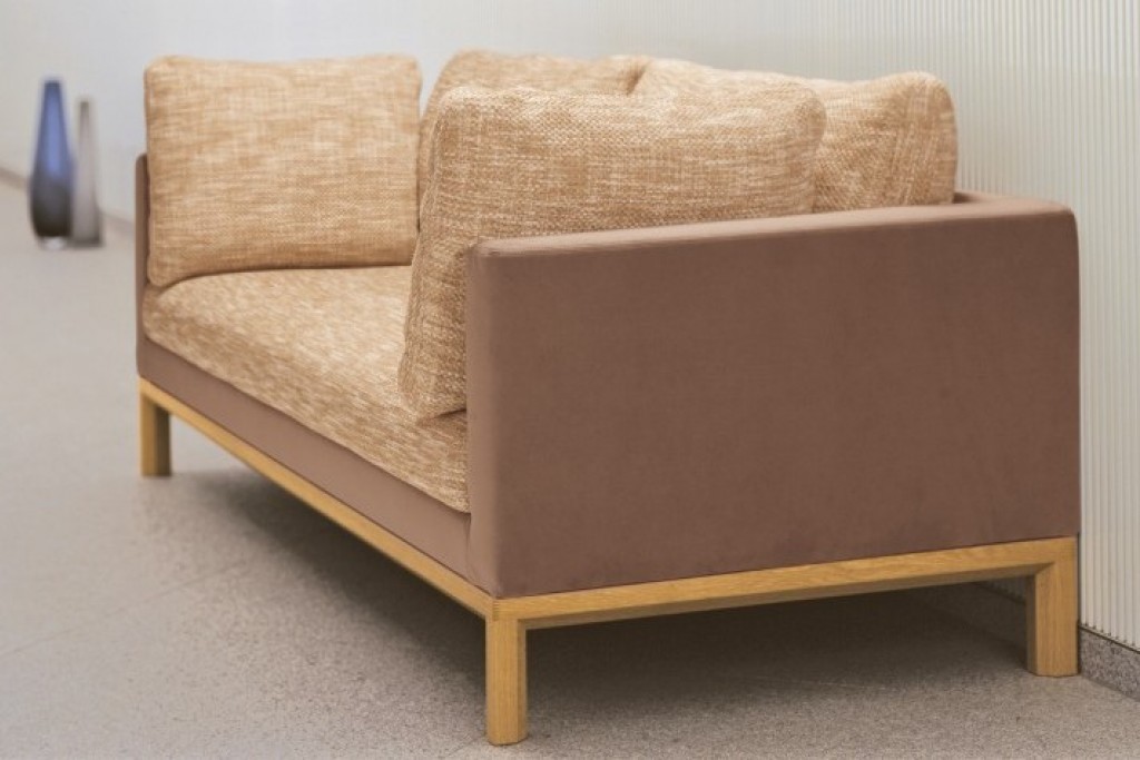 Quiet Living 2.5P Sofa with Back and Seat Cushions | Highlight image 1