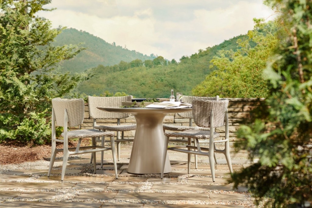 Spin Outdoor Dining Table | Highlight image 1