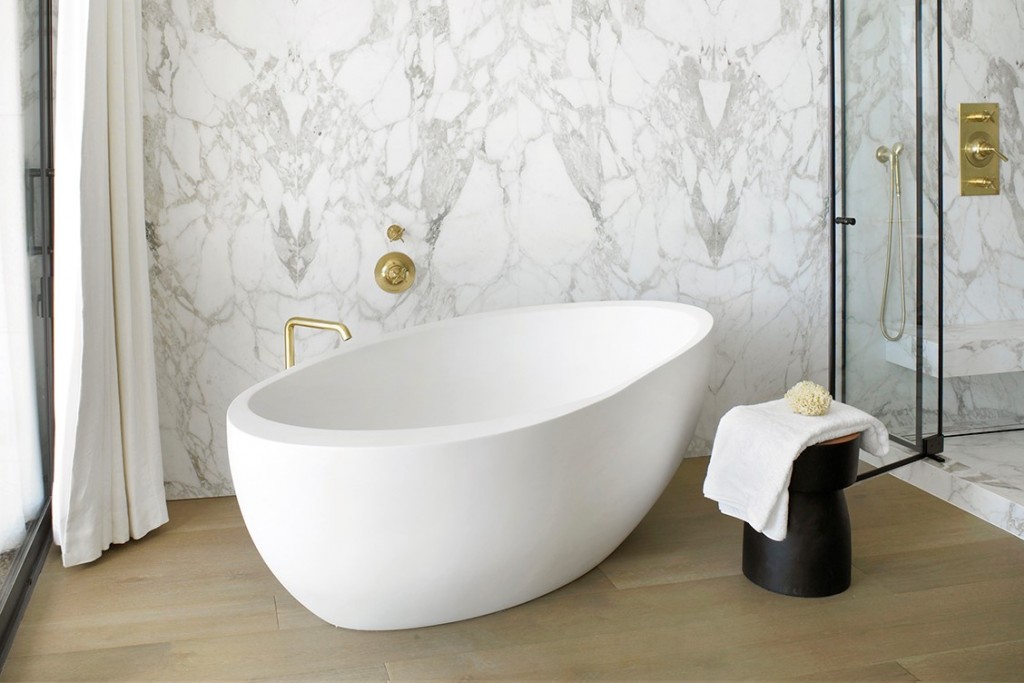 .25 70" x 40" x 29" Freestanding Oval Bathtub | Highlight image 1