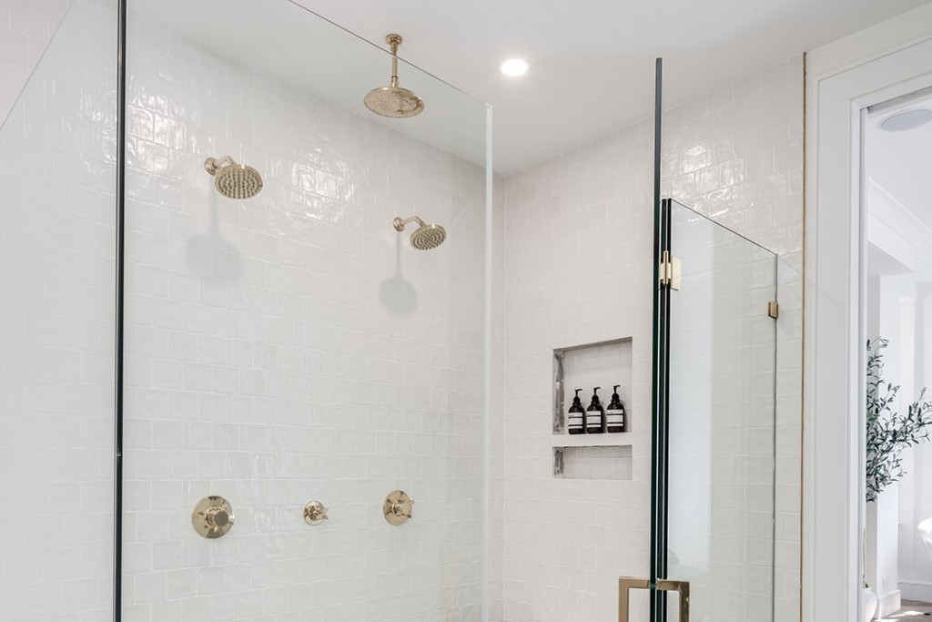 Universal Vertical Shower Arm and Flange | Highlight image 1