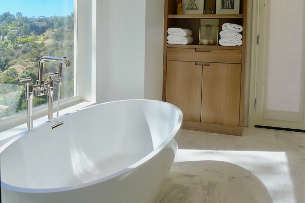 Ludlow Floor Mounted Exposed Tub Filler with Handshower and Lever Handles | Highlight image 3