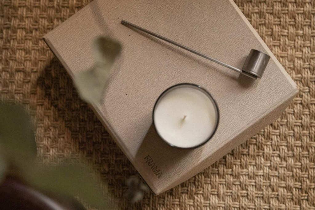 Gift Box: Beratan Scented Candle 170 g + Snuffer | Highlight image 1