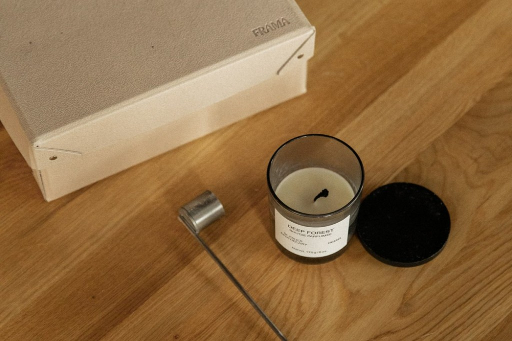 Gift Box: Deep Forest Scented Candle 170 g + Snuffer | Highlight image 1