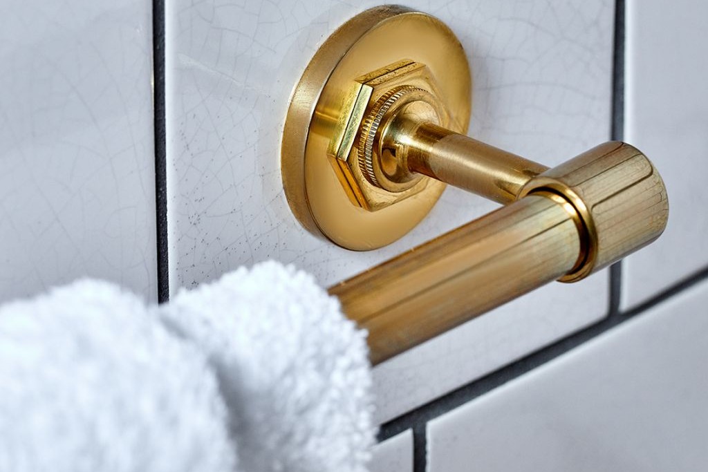 Henry 24" Single Towel Bar | Highlight image 1