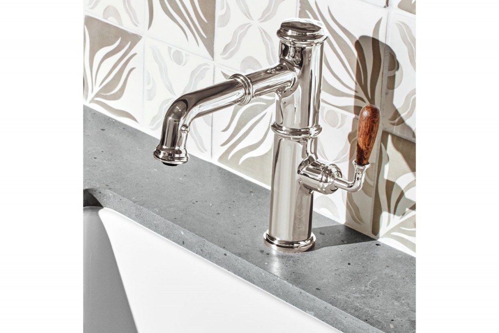 Canteen One Hole Integrated Pull Spray Kitchen Faucet with Oak Lever Handle | Highlight image 1