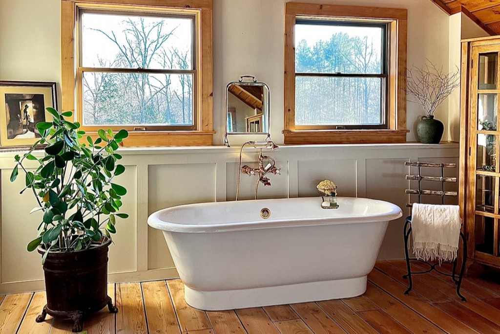 Santry 67" x 31" x 22" Freestanding Cast Iron Oval Bathtub | Highlight image 1