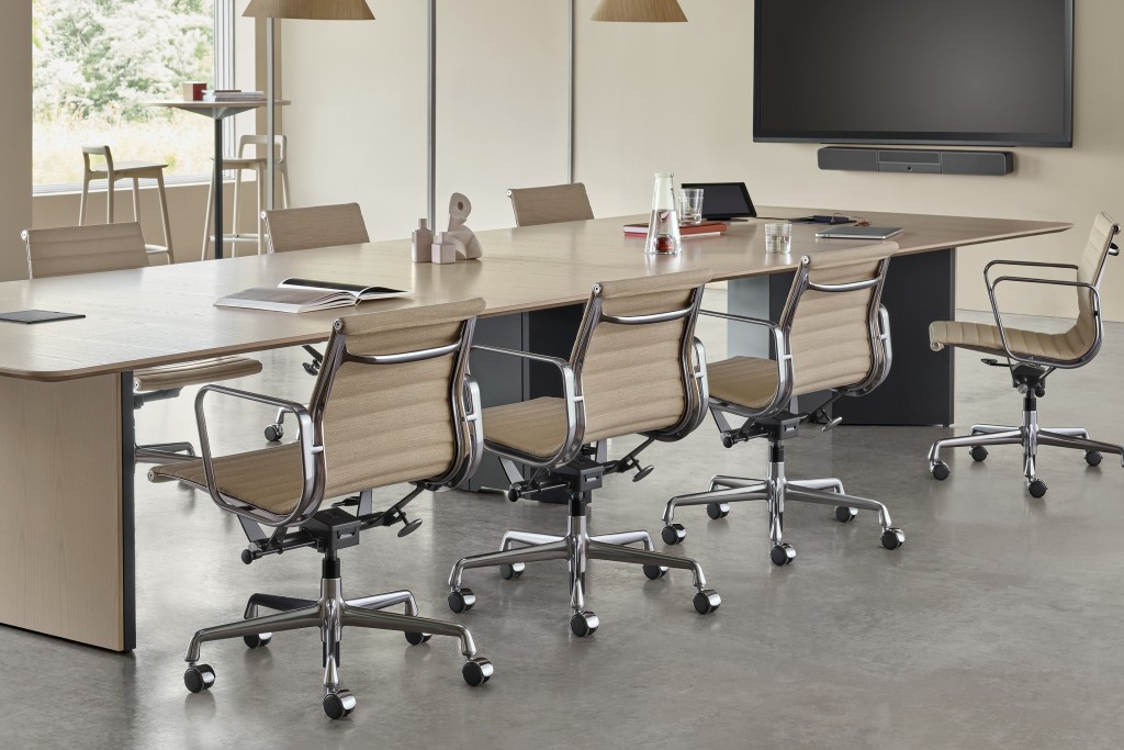 Eames Aluminum Group Management Chair | Highlight image 1