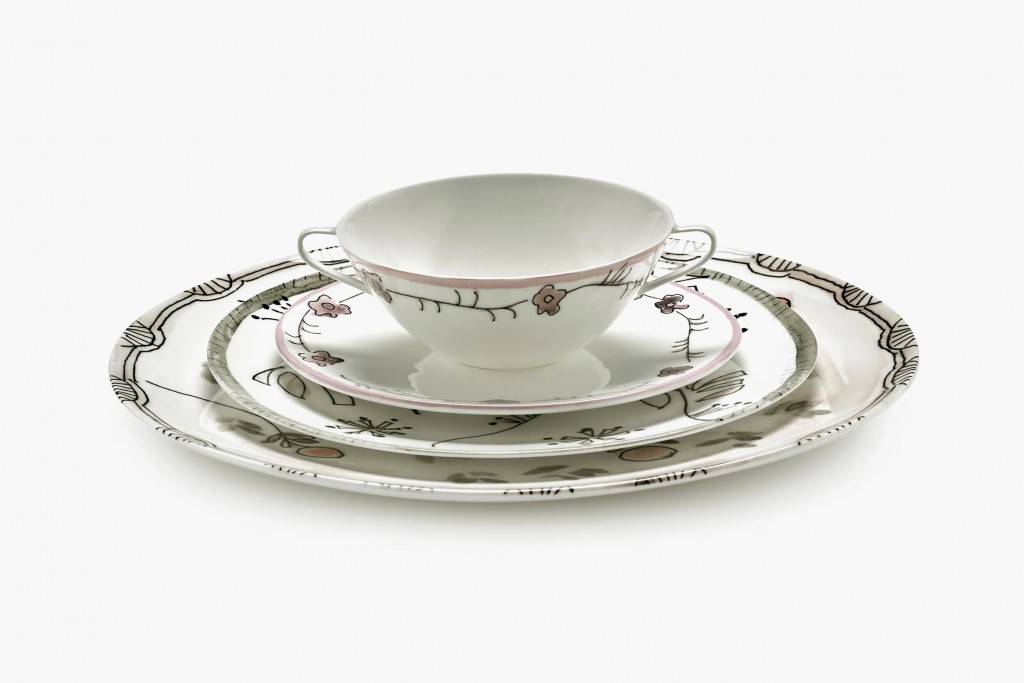 Midnight Flowers Serving Plate Mirtillo Nude | Highlight image 1