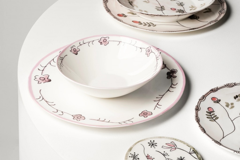 Midnight Flowers Plate Dark Viola | Highlight image 1