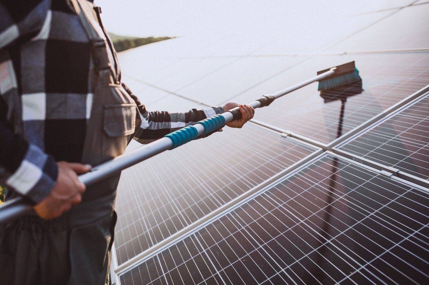 man-worker-firld-by-solar-panels_1303-15604.jpg