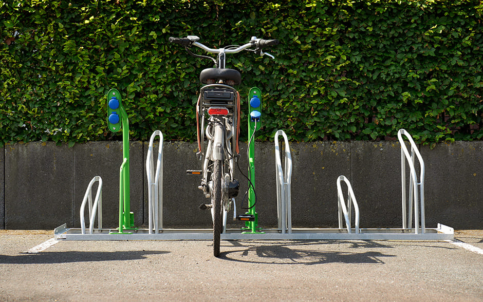 Rastel biciclete Variant+ VelopA, cu puncte de încărcare biciclete electrice