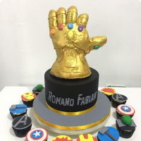 Thanos Gautlet Avengers Custom Cake