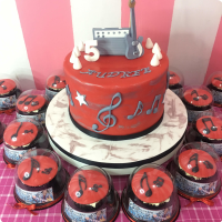 Musik Featured Custom Cake