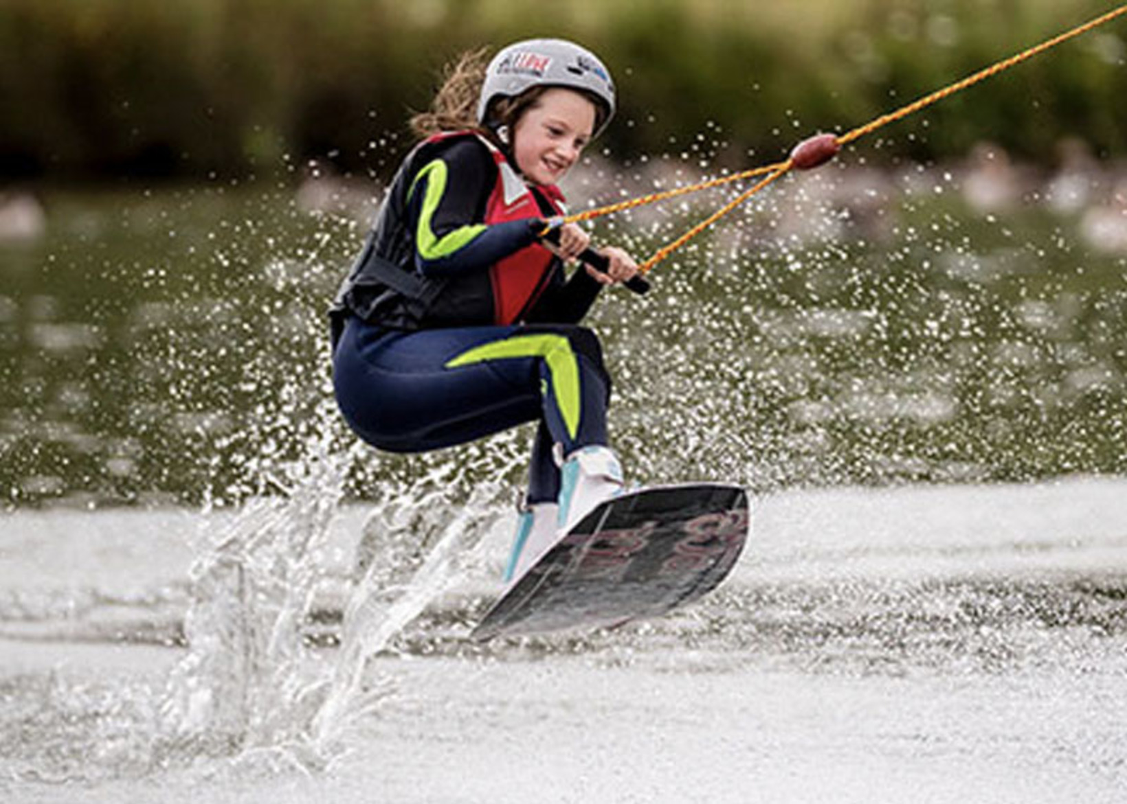 Do water sport. Дети на водных лыжах. Водные лыжи. Вейкборд дети. Водные лыжи вид спорта.