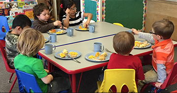 kids eating lunch at preschool