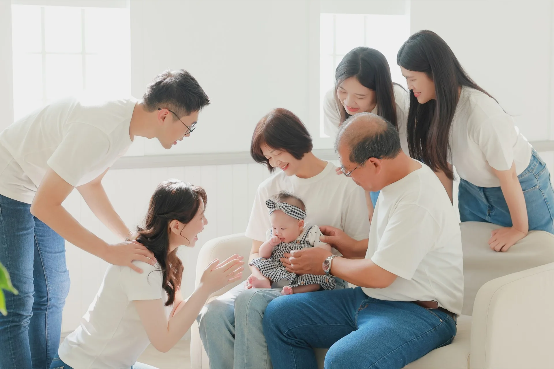 一家三代圍著剛出生的寶寶，在辰妍門市留下的紀念照