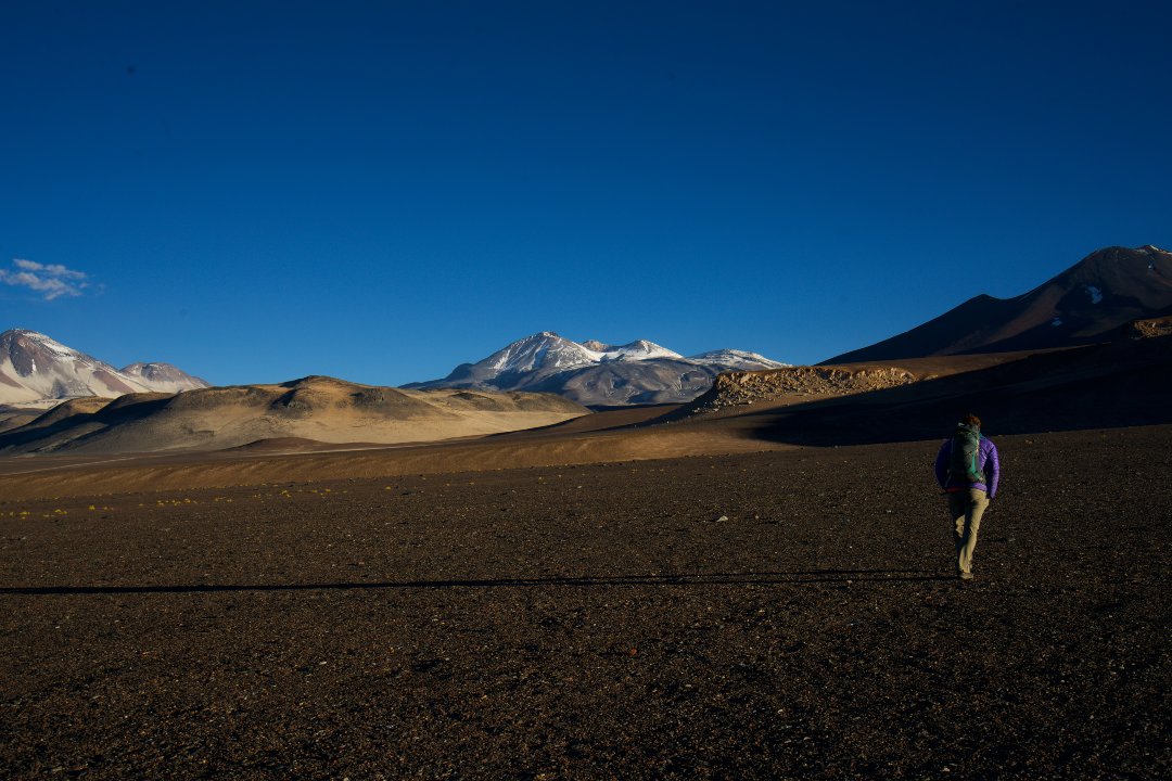 hombre realizando trekking en ojos del salado