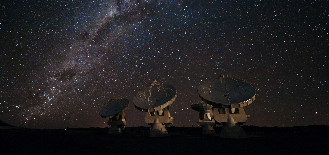 Imagen nocturna de las antenas del Observatorio ALMA en el norte de Chile, donde destaca un cielo estrellado.