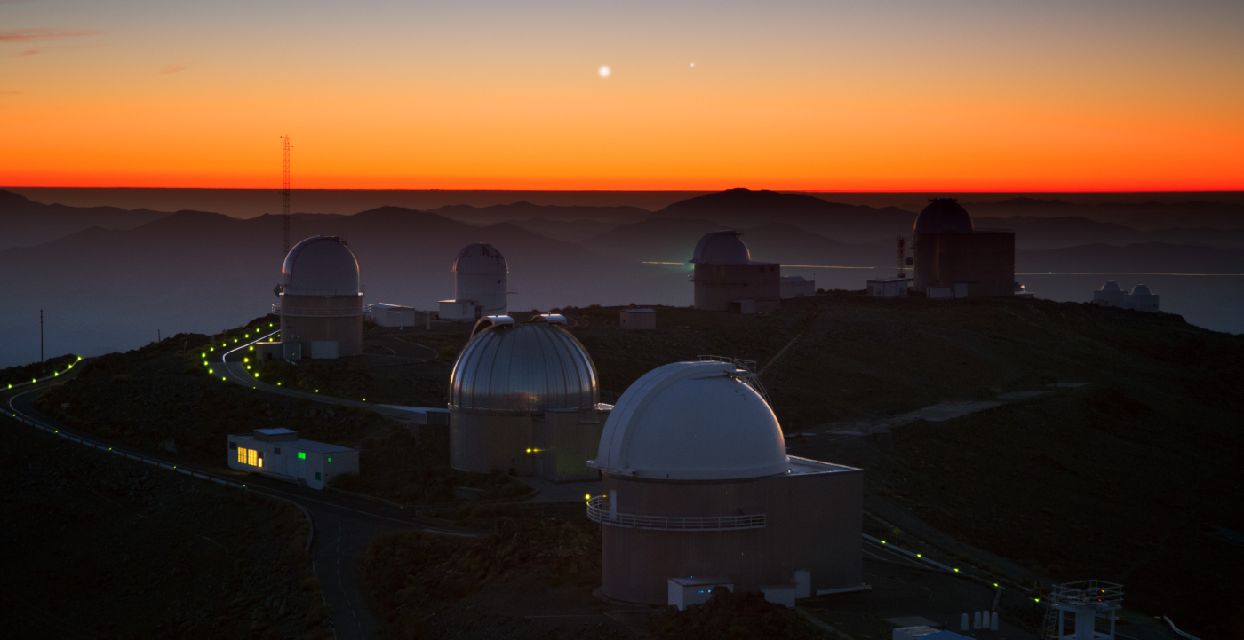 Vista panorámica de los telescopios del Observatorio La Silla durante una hermosa puesta de sol.