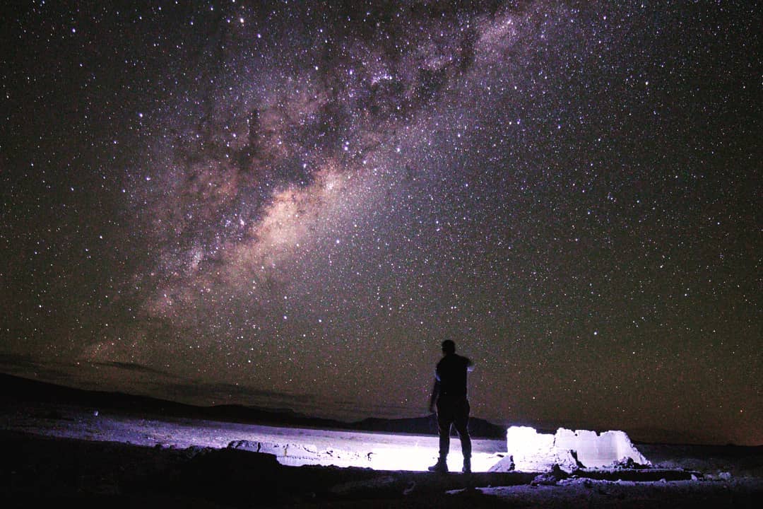 persona-mirando-noche-estrellada-atacama