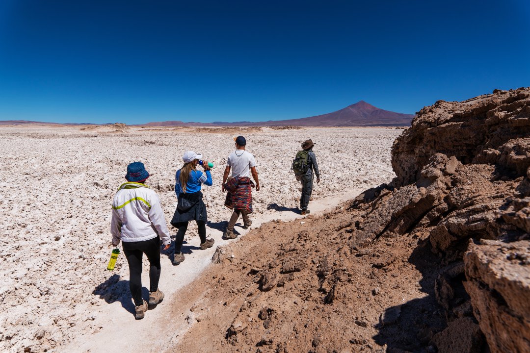 personas caminando por sendero