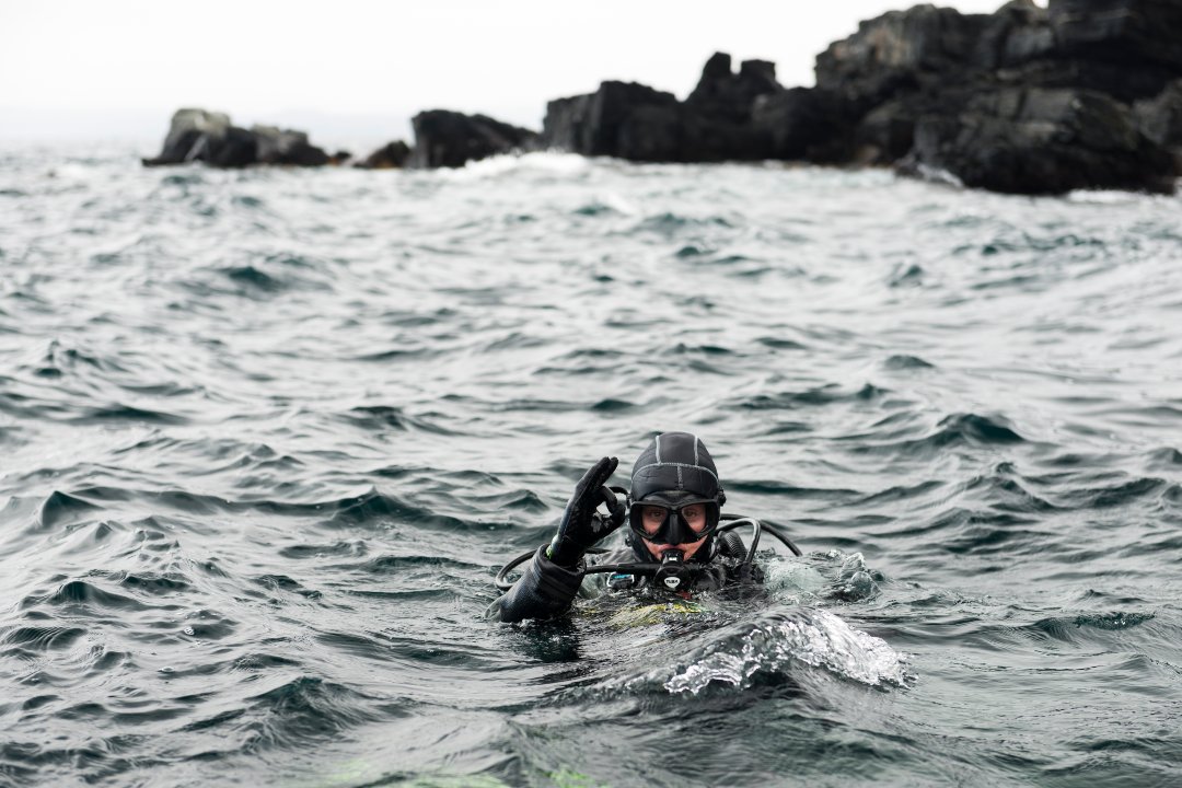 hombre buso en el agua