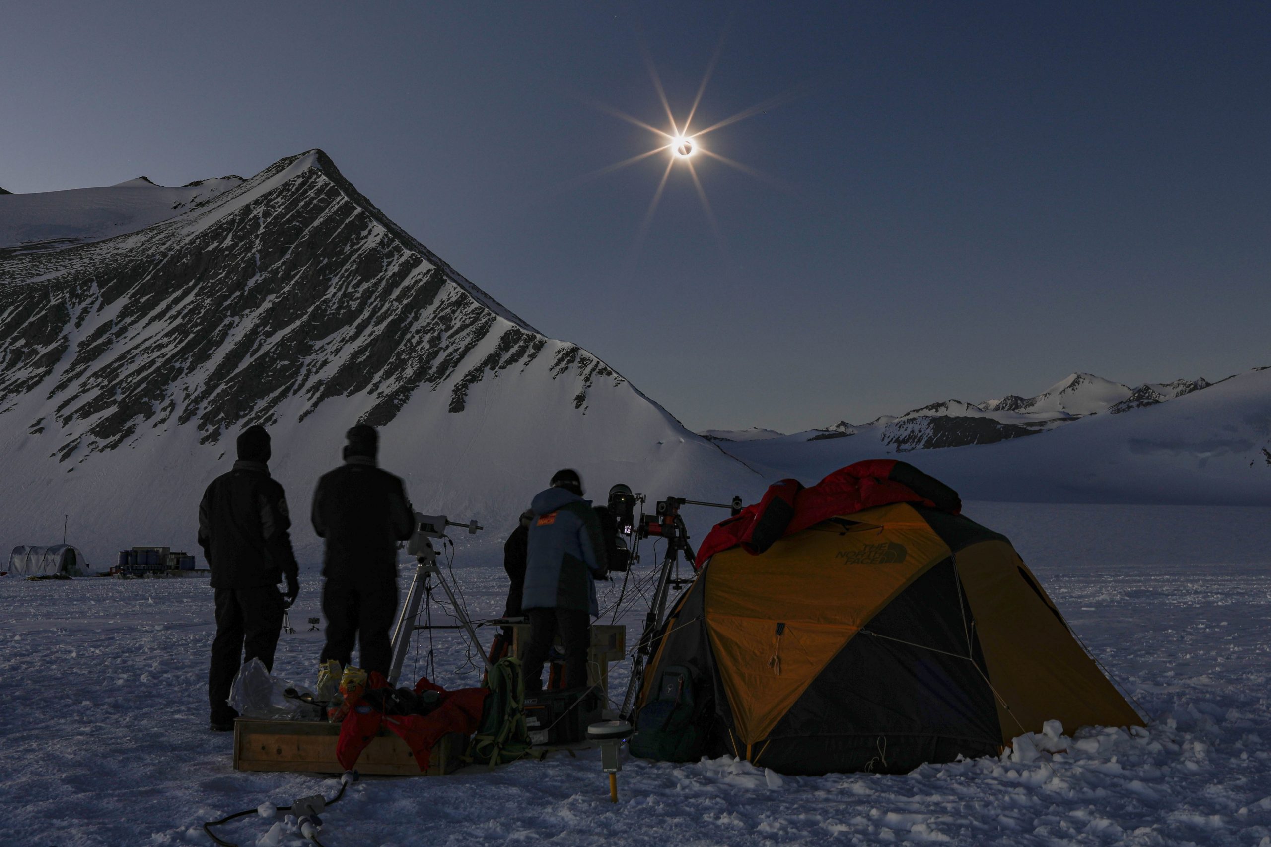 Eclipse desde la Estación Polar Científica Conjunta Glaciar Unión - Foto: Felipe Trueba, Marca Chile