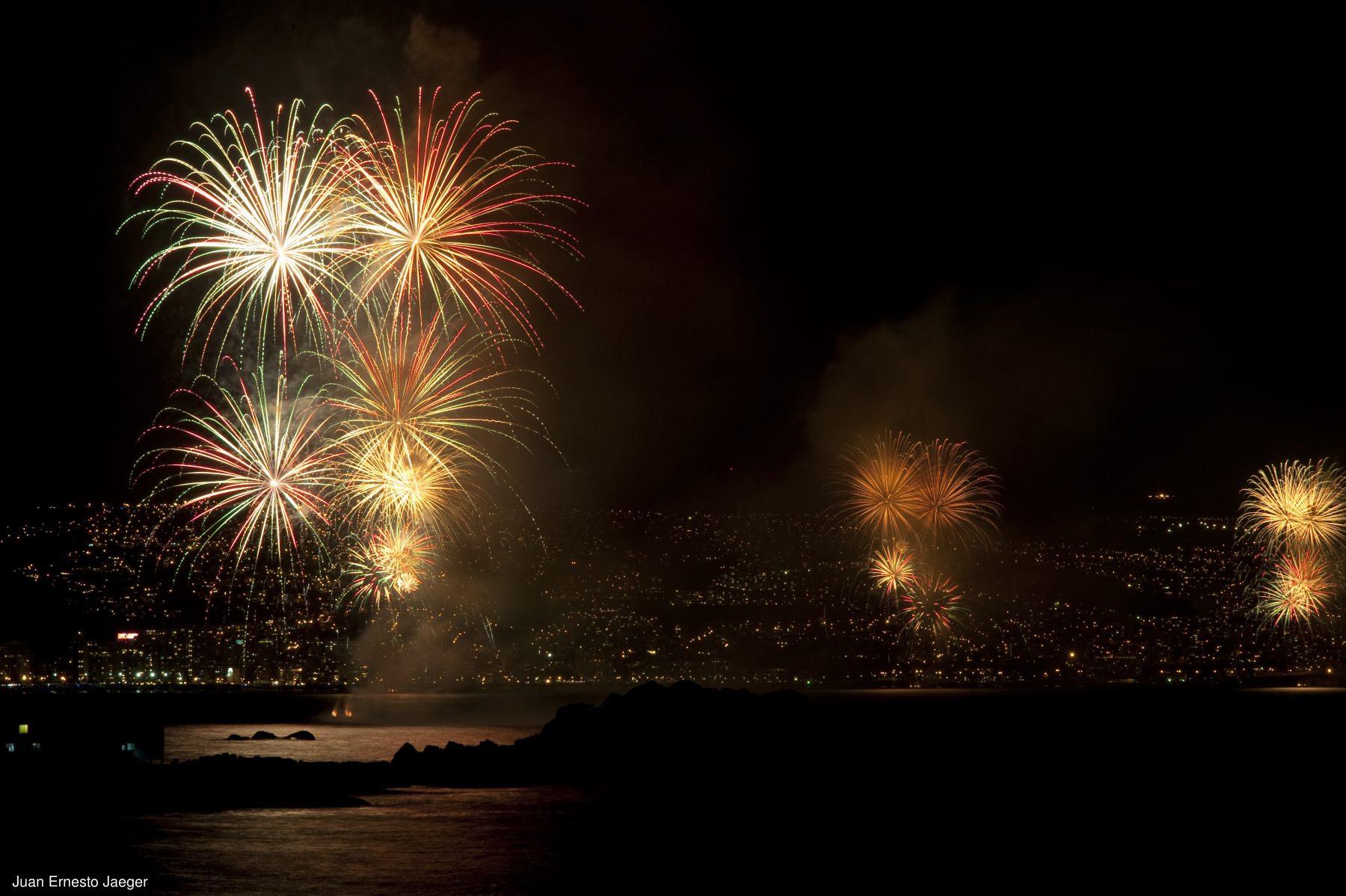 Pirotecnia para el Año Nuevo en el mar en Valparaíso fue