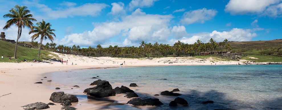 Día de descanso en la playa Anakena es una de las excursiones imperdibles en Rapa Nui (Isla de Pascua)