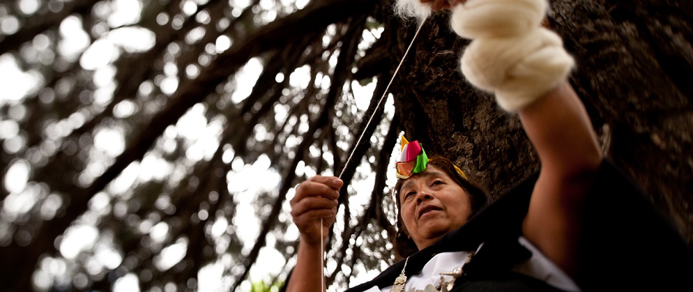 Tejer con llas mujeres es una de las experiencias con el pueblo mapuche para vivir en la Araucanía