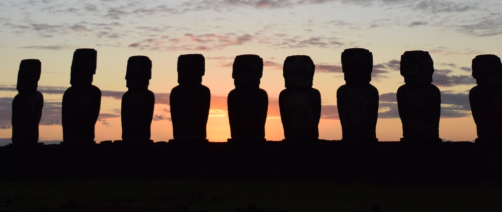 Amanecer con vista a los moais es una de las actividades en Rapa Nui (Isla de Pascua)