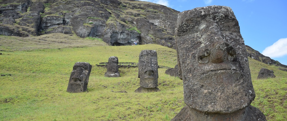 Actividades en Rapa Nui (Isla de Pascua): Visitar los moais que son esculturas de piedra.