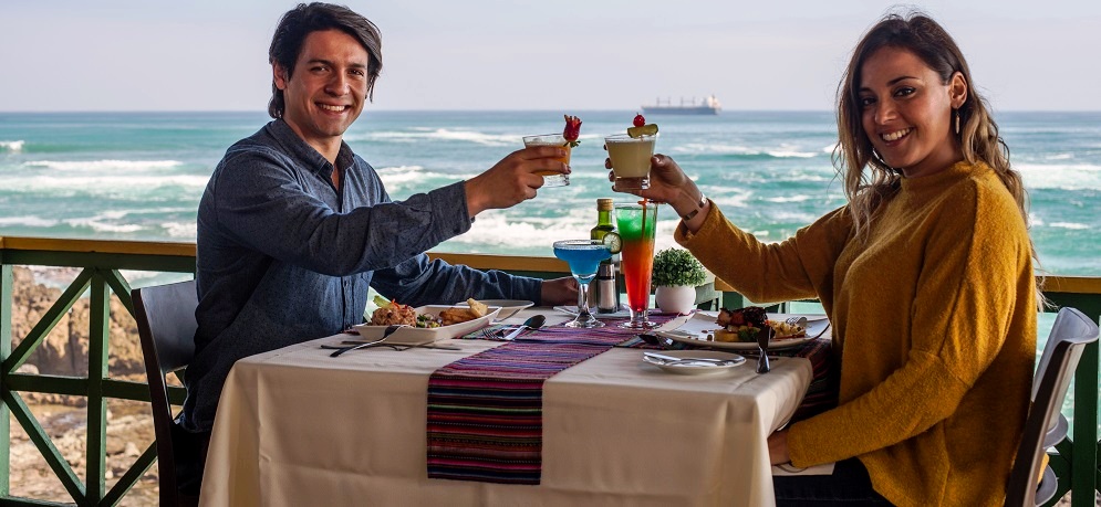 Gastronomía frente al mar en el desierto es una actividad del turismo en Atacama Chile