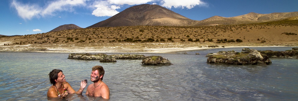 Bañarse en las Termas de Polloquere es una de las actividades del turismo en Atacama Chile