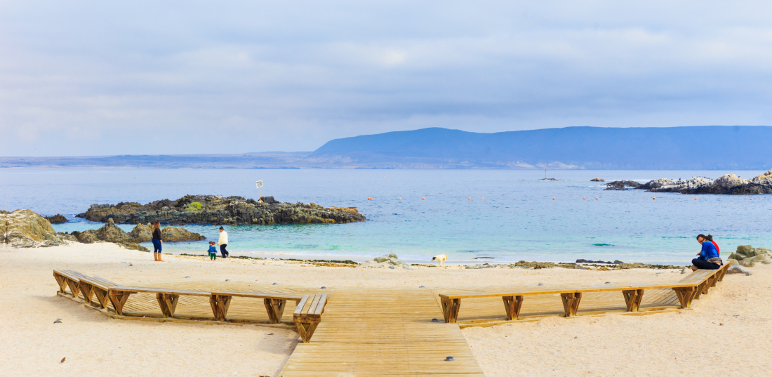 Imagen de la playa de Bahia Inglesa y sus pasarelas de madera que llevan a la orilla del mar