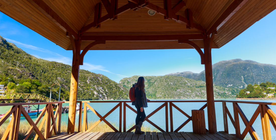 Imagen de una turista en los miradores de Caleta Tortel, destino clave de las rutas para viajar por Chile 