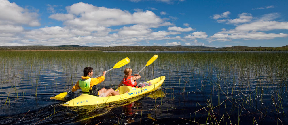 Imagen de una pareja practicando kayak en el sur de Chile