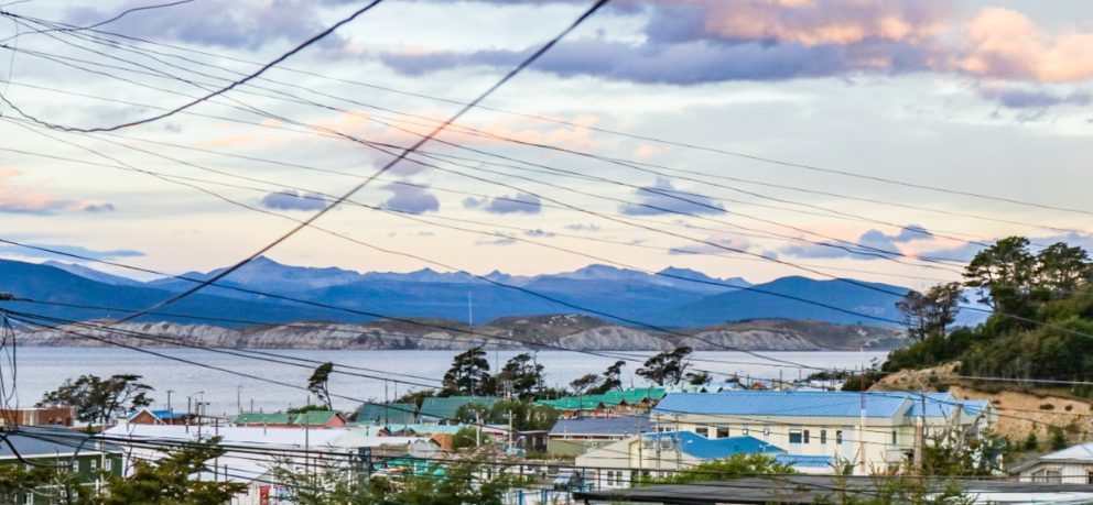 Imagen de la ciudad de Punta Arenas, donde se distinguen las montañas y sus casas a la distancia.