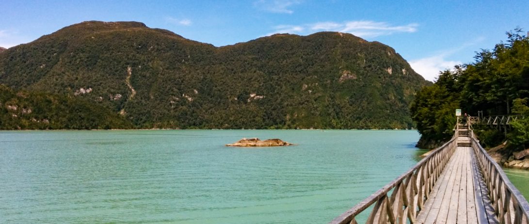 Imagen de los senderos y escaleras que cruzan las aguas de Caleta Tortel en la Patagonia Chilena