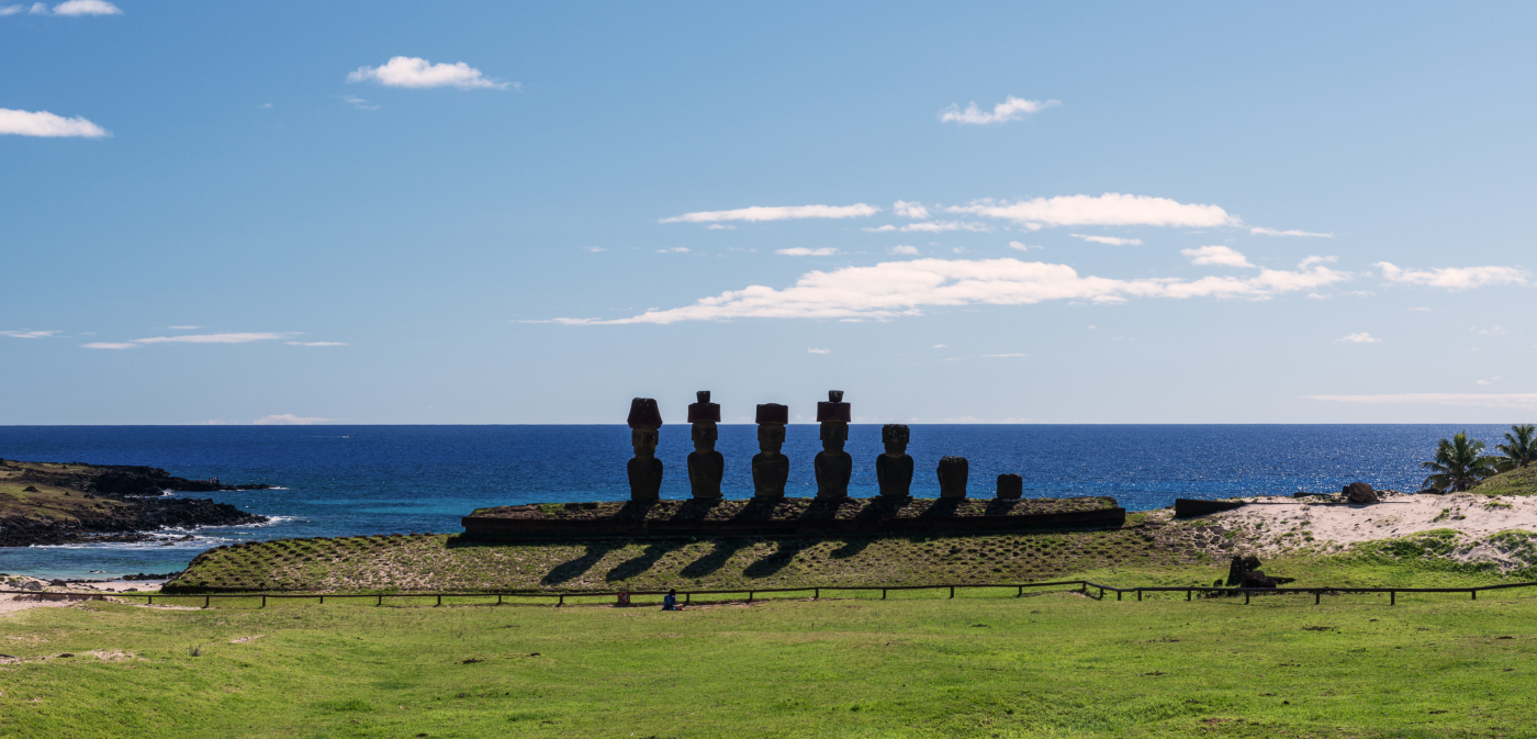 Vista panorámica de los Moai de Rapa Nui que miran hacia la playa