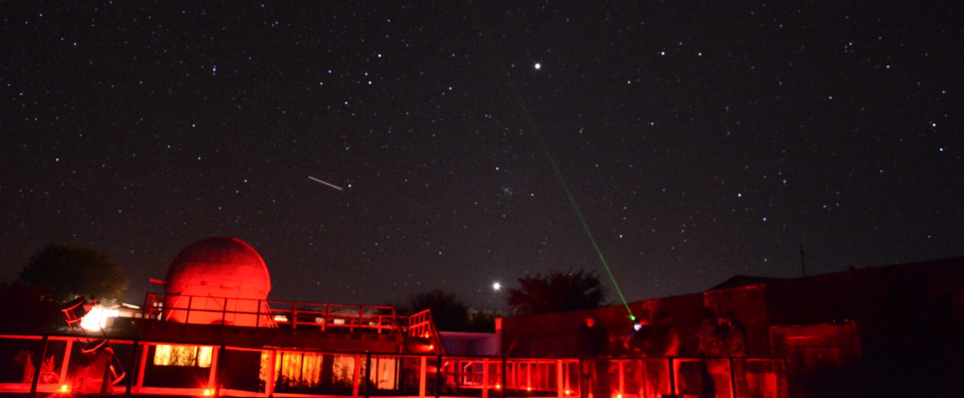 Imagen panorámica nocturna del Observatorio Alarkapin bajo un cielo estrellado que hace resaltar las luces de las antenas de la instalación.