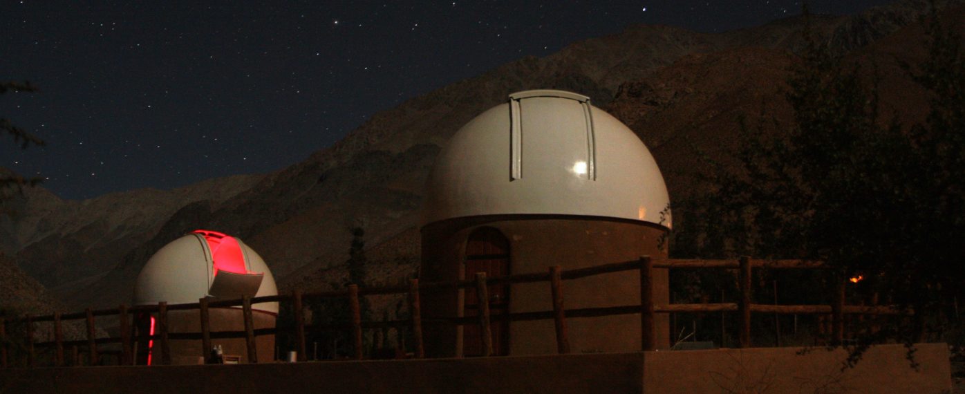 Vista nocturna de los domos de observación del Observatorio Cielo Sur, donde destacan las cúpulas de los telescopios.