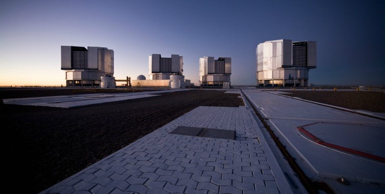 Imagen panorámica de los telescopios del Observatorio Paranal, en un colorido atardecer del Desierto de Atacama