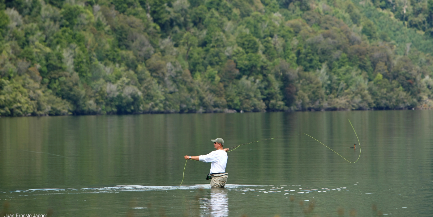 Imagen de un turista pescando en las aguas del lago Trebol en el Parque Nacional Corcovado