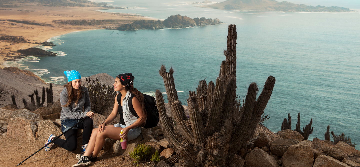 Imagen de unas turistas descansando luego de un trekking en uno de los miradores del Parque Nacional Pan de Azúcar