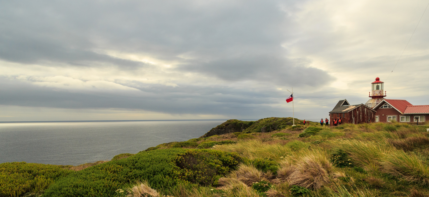 Imagen de uno de los miradores del Parque Nacional Cabo de Hornos donde se ve una bandera chilena flameando al viento