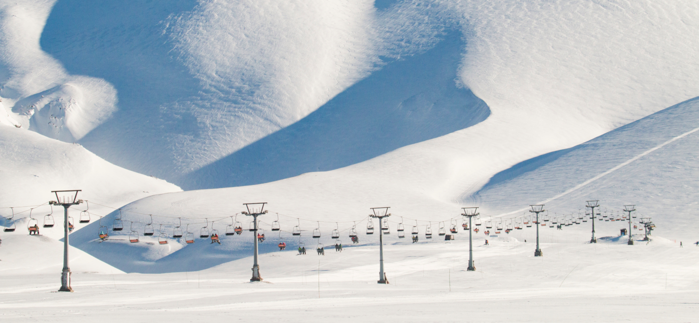 Imagen panorámica del largo sendero en el aire formado por los andariveles del Centro de Ski Corralco