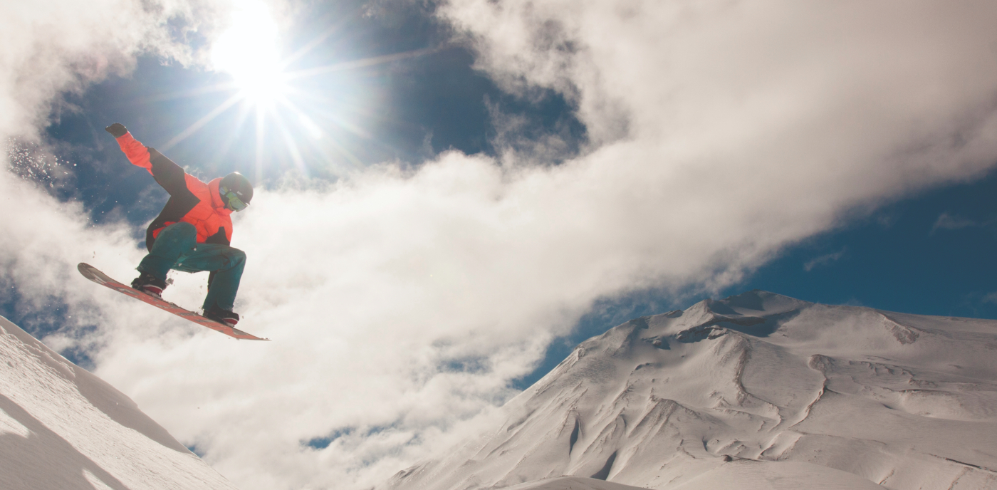 Imagen de un deportista deslizándose por una de las pistas de ski de Corralco en un hermoso día soleado que resalta los colores