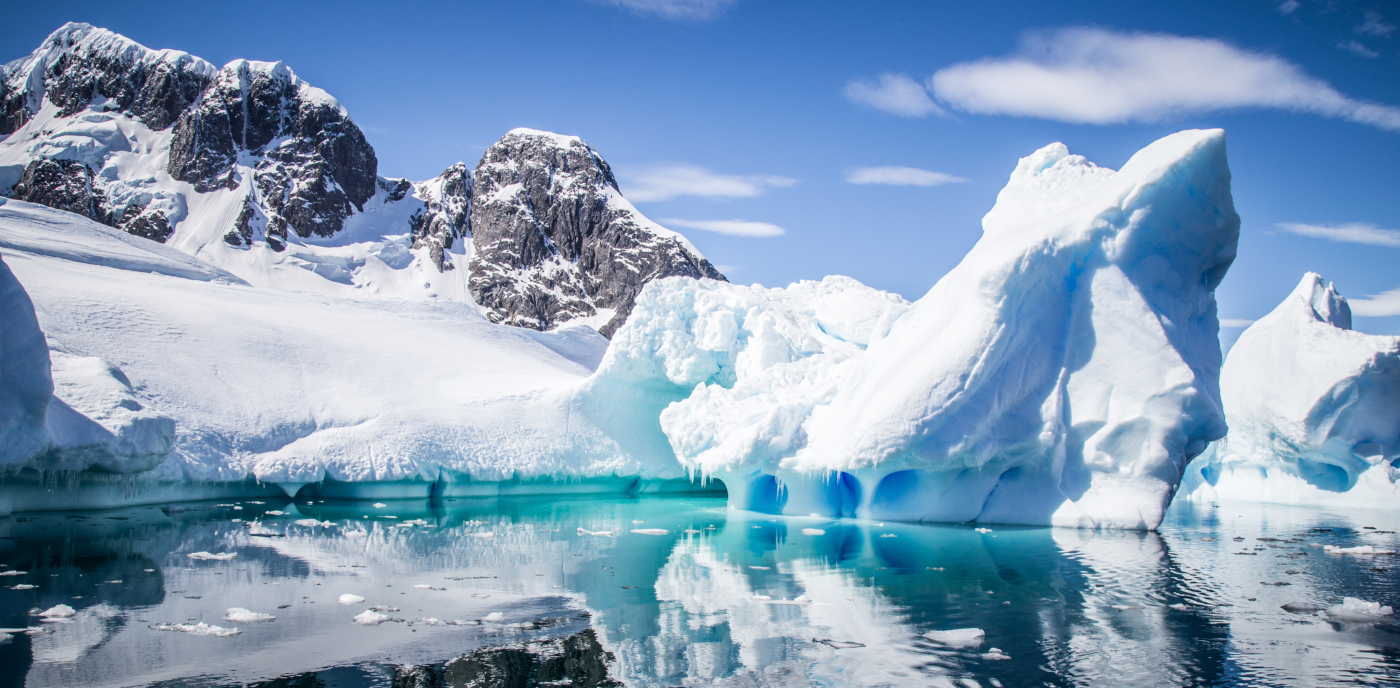 Imagen de los glaciares y montañas nevadas de la Antártica Chilena